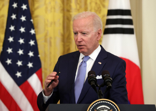 조 바이든 미국 대통령이 지난달 21일 오후(현지시간) 한ㆍ미 정상회담을 마치고 백악관 이스트룸에서 열린 공동기자회견에서 발언하고 있다. <연합뉴스>